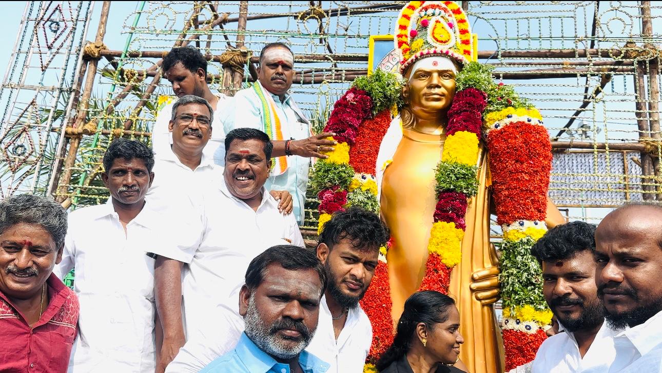 பசும்பொன் ஐயா சிலைக்கு மாலை அணிவித்து மரியாதை செய்த திருச்சி மாவட்ட காங்கிரசார்.