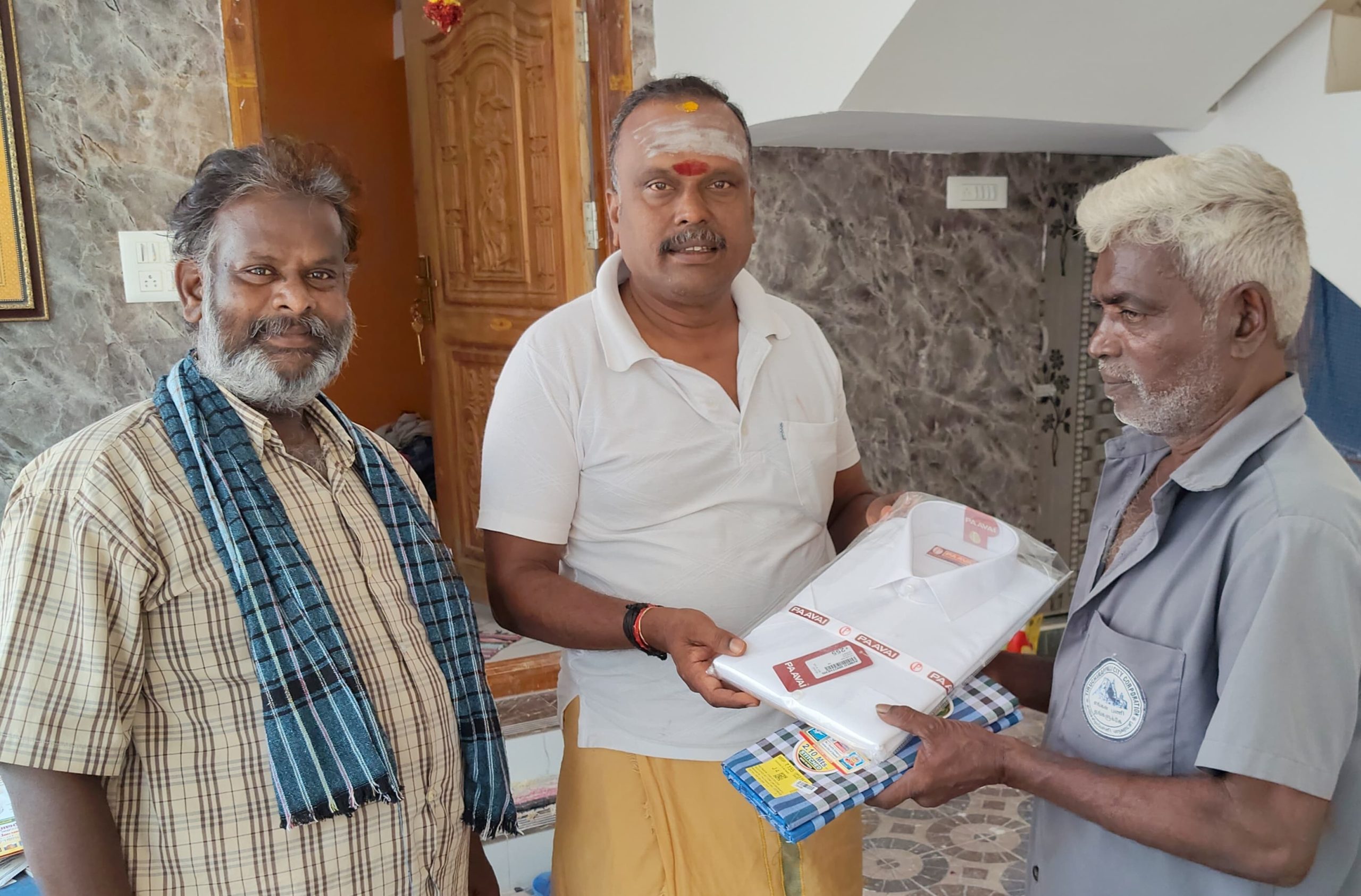 தமிழ்நாடு காங்கிரஸ் கமிட்டி மாநில பொதுச் செயலாளர் வழக்குரைஞர் எம் சரவணன் கொண்டாடிய தீபாவளி