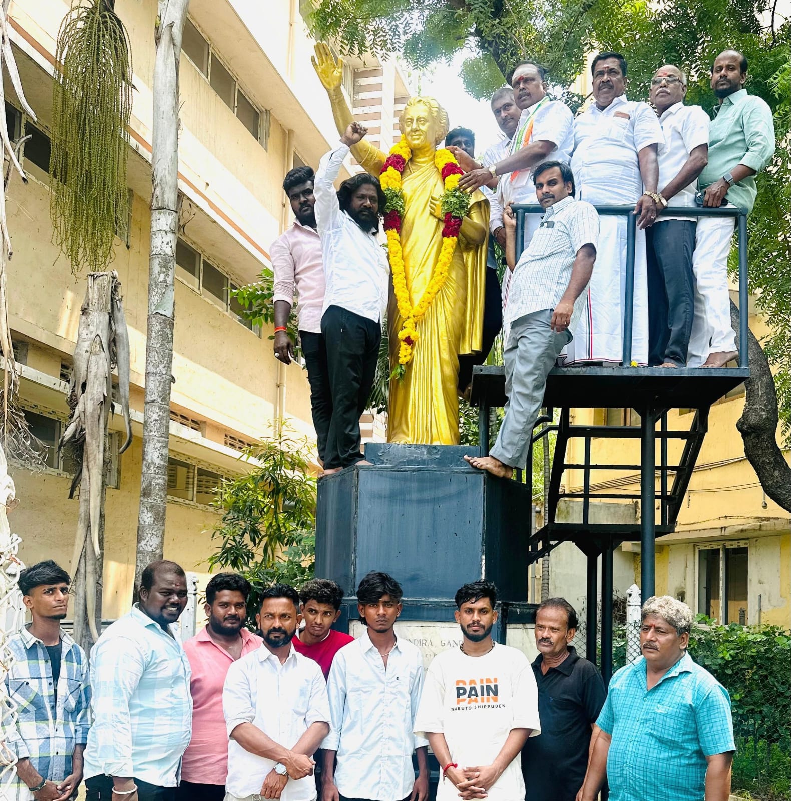 முன்னாள் பாரதப்பிரதமர் இந்திரா காந்தி நினைவு தினம்- திருச்சி மாவட்ட காங்கிரசார் மாலை அணிவித்து மரியாதை