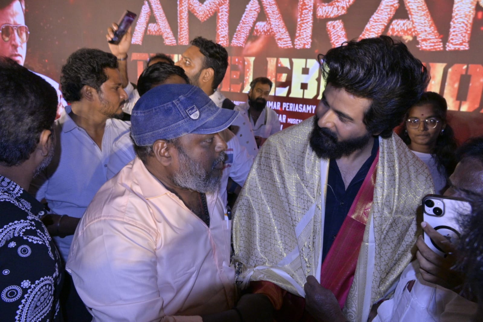 நடிர் சிவகார்த்திகேயனுக்கு 70 ஆண்டுகால பாரம்பரியமிக்க சினிமா பத்திரிகையாளர் சங்க நிர்வாகிகள் சால்வை அணிவித்து மரியாதை