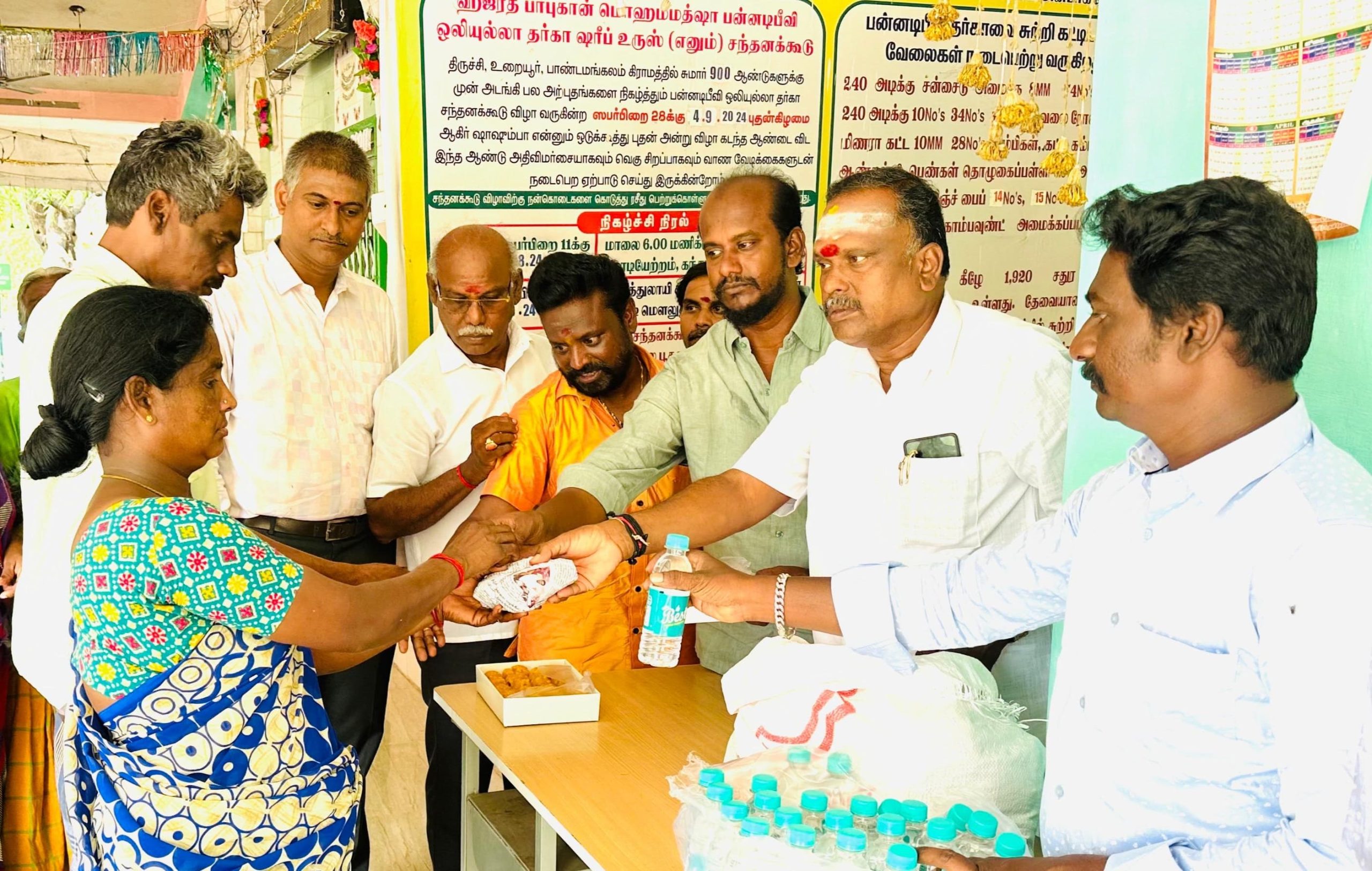 பன்னடி பீவி தர்கா மக்களுக்கு உணவு வழங்கிய காங்கிரஸ் நிர்வாகிகள்