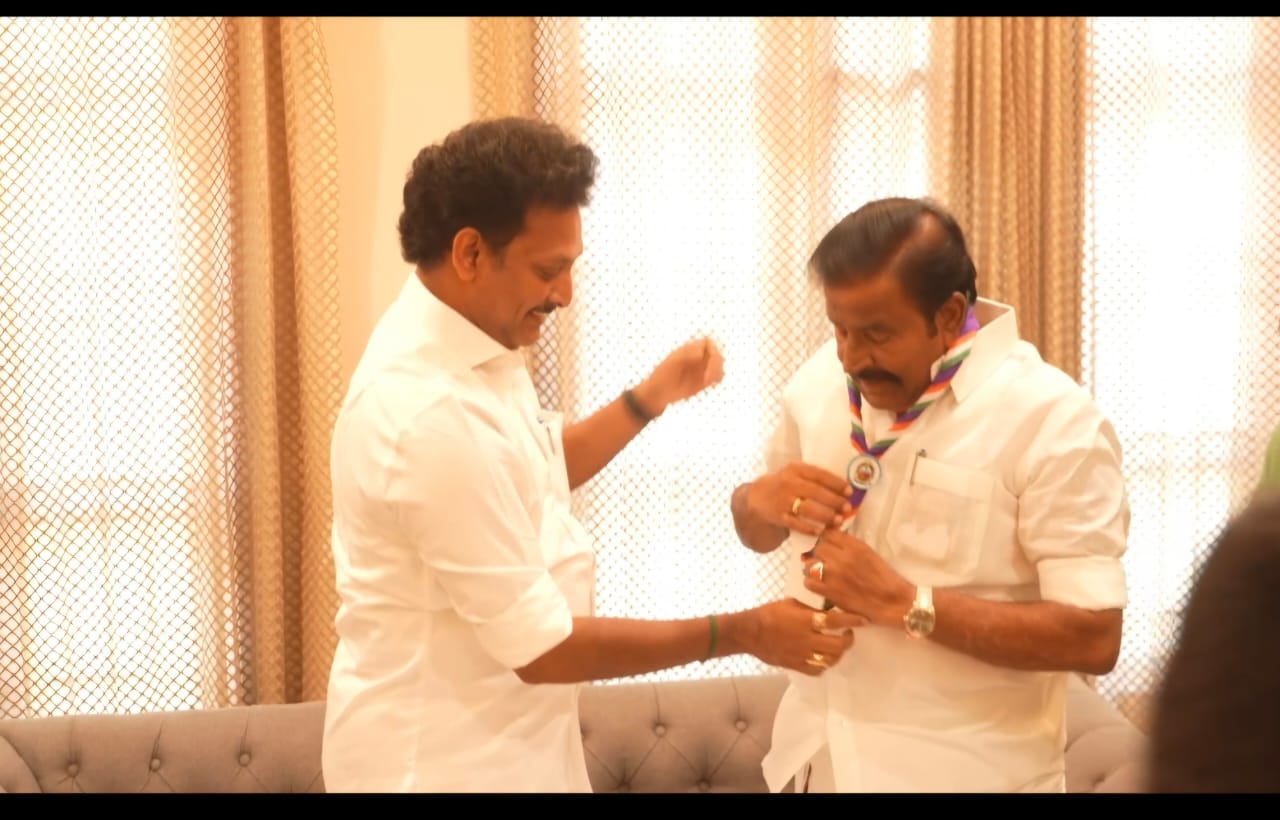 தமிழ்நாடு பாரத சாரணியர் இயக்கத்தின் தலைவர் மாண்புமிகு அமைச்சர் திரு.அன்பில் மகேஸ் பொய்யாமொழி அவர்கள் மாண்புமிகு அமைச்சர் கே.என்.நேரு அவர்களுக்கு துணைத்தலைவருக்கான Scarf அணிவித்து சிறப்பித்தார்
