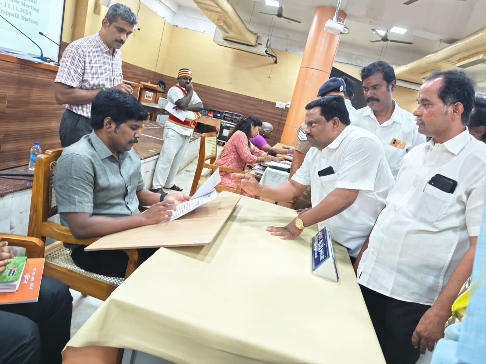 1989இல் இருந்த பொன்னர் சங்கம் பட்டி துறையூர் தாலுகா தலைவராக இருந்த கோபால் மற்றும் அவரோடு 9 வார்டு உறுப்பினர்கள் நிறைவேற்றப்பட்ட தீர்மானம் நிறைவேற்றுவது சம்பந்தமாக மனு மற்றும் சிட்டா அடங்கல் A ரிஜிஸ்டர் பெயர் மாற்றம் சம்பந்தமாக இன்று அந்த கிராமத்து மக்கள் திருச்சிராப்பள்ளி மாவட்ட ஆட்சித் தலைவரை சந்தித்து மனு