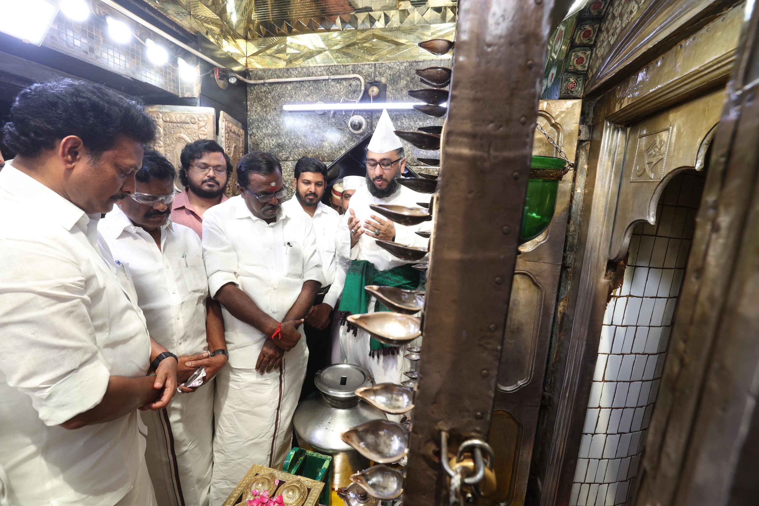நாகூர் தர்கா புனரமைப்பு பணிகளை ஆய்வு செய்த தமிழக அமைச்சர்கள்