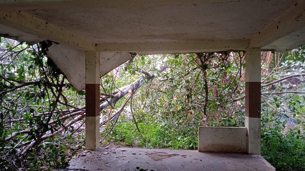 இடிந்து விழும்நிலையில் இடுகாடு காத்திருப்போர் மண்டபம் – விளக்கமளித்த ஊராட்சி மன்ற தலைவர்