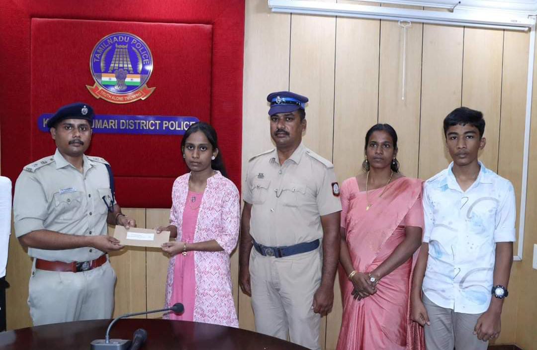 10 மற்றும் 12-ஆம் வகுப்பு பொதுத்தேர்வில் அதிக மதிப்பெண் பெற்ற காவலர் மற்றும் அமைச்சு பணியாளர்களின் குழந்தைகளை பாராட்டி பரிசுத்தொகை வழங்கிய மாவட்ட காவல் கண்காணிப்பாளர் அவர்கள்
