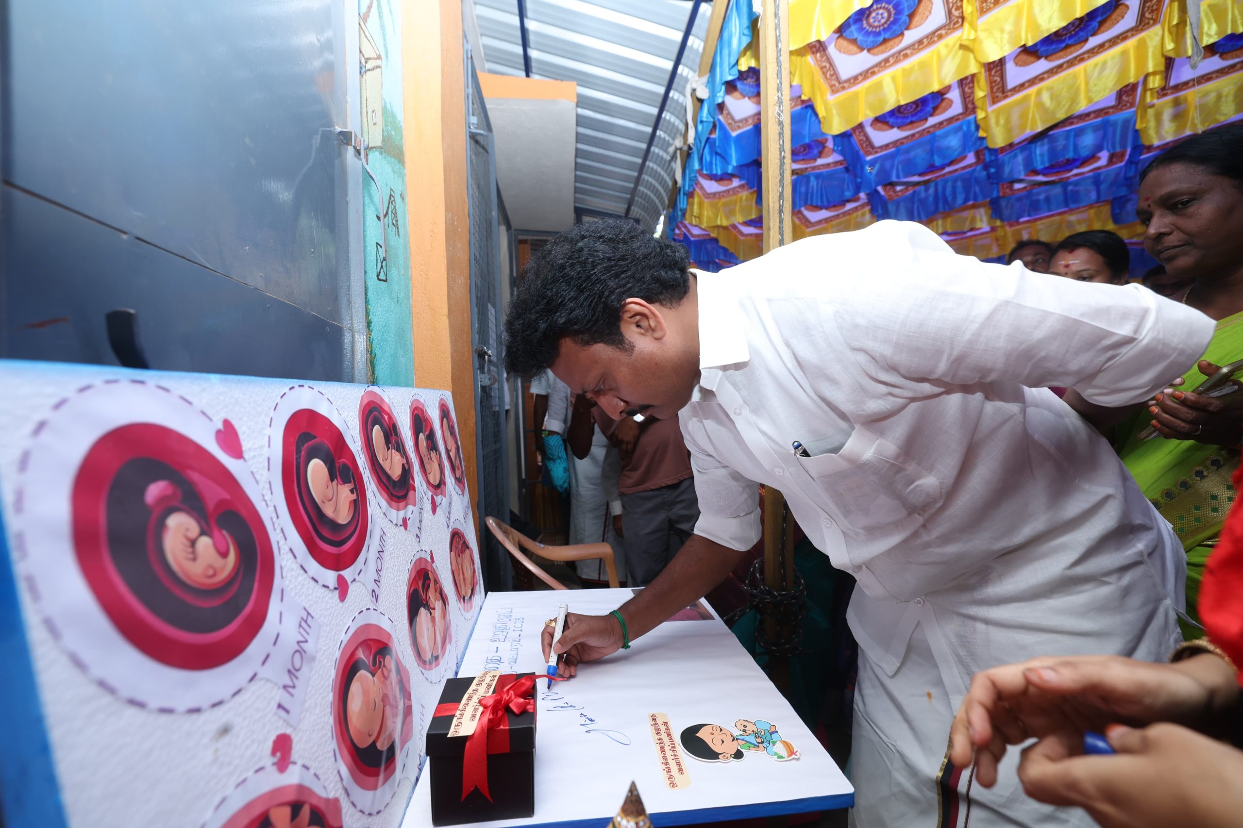 திருவெறும்பூர் வட்டார சமூக நலன் மற்றும் மகளிர் உரிமைத்துறை ஒருங்கிணைந்த குழந்தை வளர்ச்சி திட்ட பணிகளில் சார்பாக தமிழ்நாடு பள்ளி கல்வித்துறை அமைச்சர் தலைமையில் குழந்தை பெற்ற தாய்மார்களுக்கு ஊட்டச்சத்து பெட்டகம் வழங்கப்பட்டது