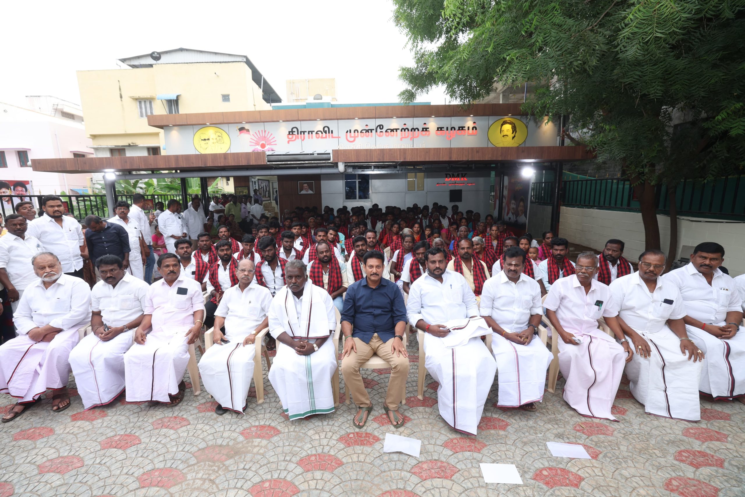 மாற்றுக் கட்சிகளில் இருந்து திருச்சி தெற்கு மாவட்ட கழக செயலாளர் மாண்புமிகு பள்ளிக்கல்வித்துறை அமைச்சருமான அன்பில் மகேஸ் பொய்யாமொழி அவர்கள் முன்னிலையில் இணைந்தனர்