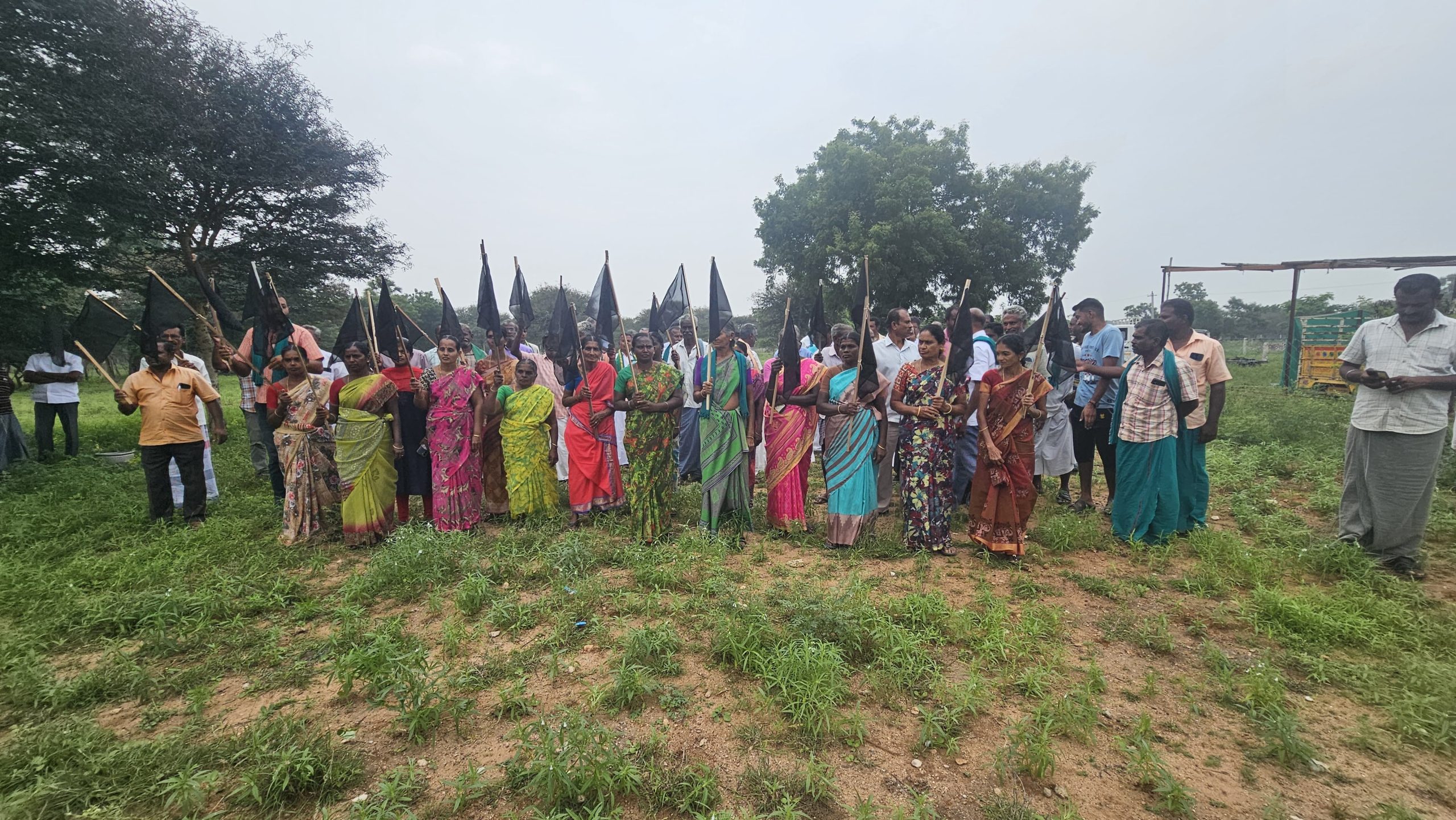 உயர் மின் கோபுரம் அமைப்பதற்கு எதிர்ப்பு தெரிவித்து கையில் கருப்பு கொடி ஏந்தி விவசாயிகள் போராட்டம்!
