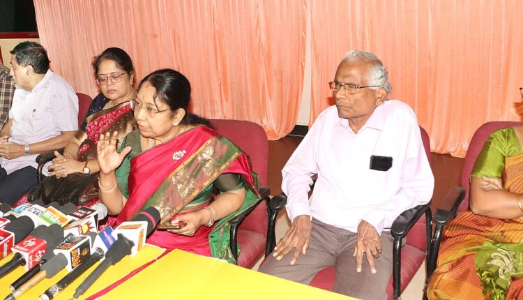 கலெக்டரின் ஆய்வுக் கூட்டத்தில் மருத்துவர்களுக்கு உரிய மரியாதை தர வேண்டும்- மகப்பேறு மருத்துவர்கள் ஆதங்கம்.