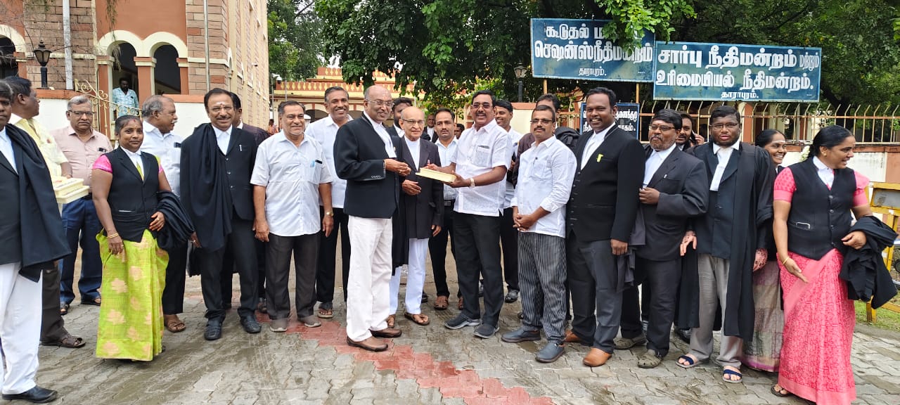 துணை முதல்வர் பிறந்தநாள்-திருப்பூரில் வழக்குரைஞர்கள் கொண்டாட்டம்