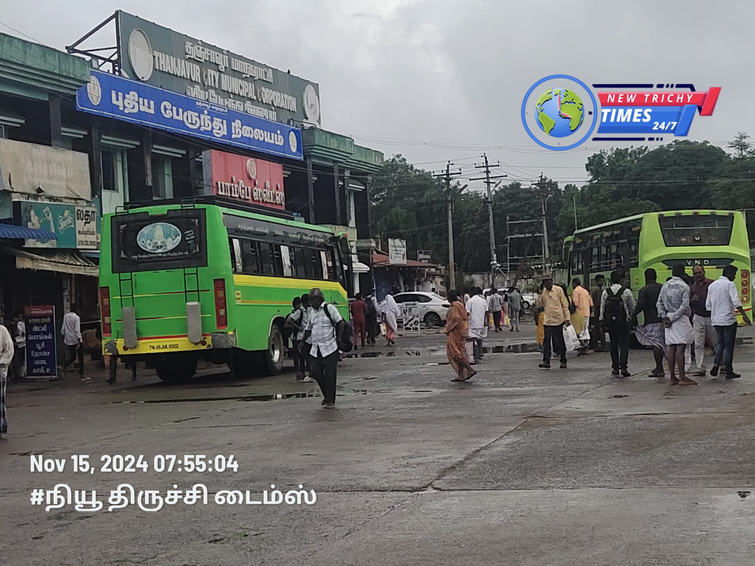 தஞ்சை புதிய பேருந்து நிலையத்தில் மருத்துவக் கல்லூரிக்கு செல்வதற்கான பேருந்துகள் சரிவர இயக்கப்படாததால் பொதுமக்கள் அவதி