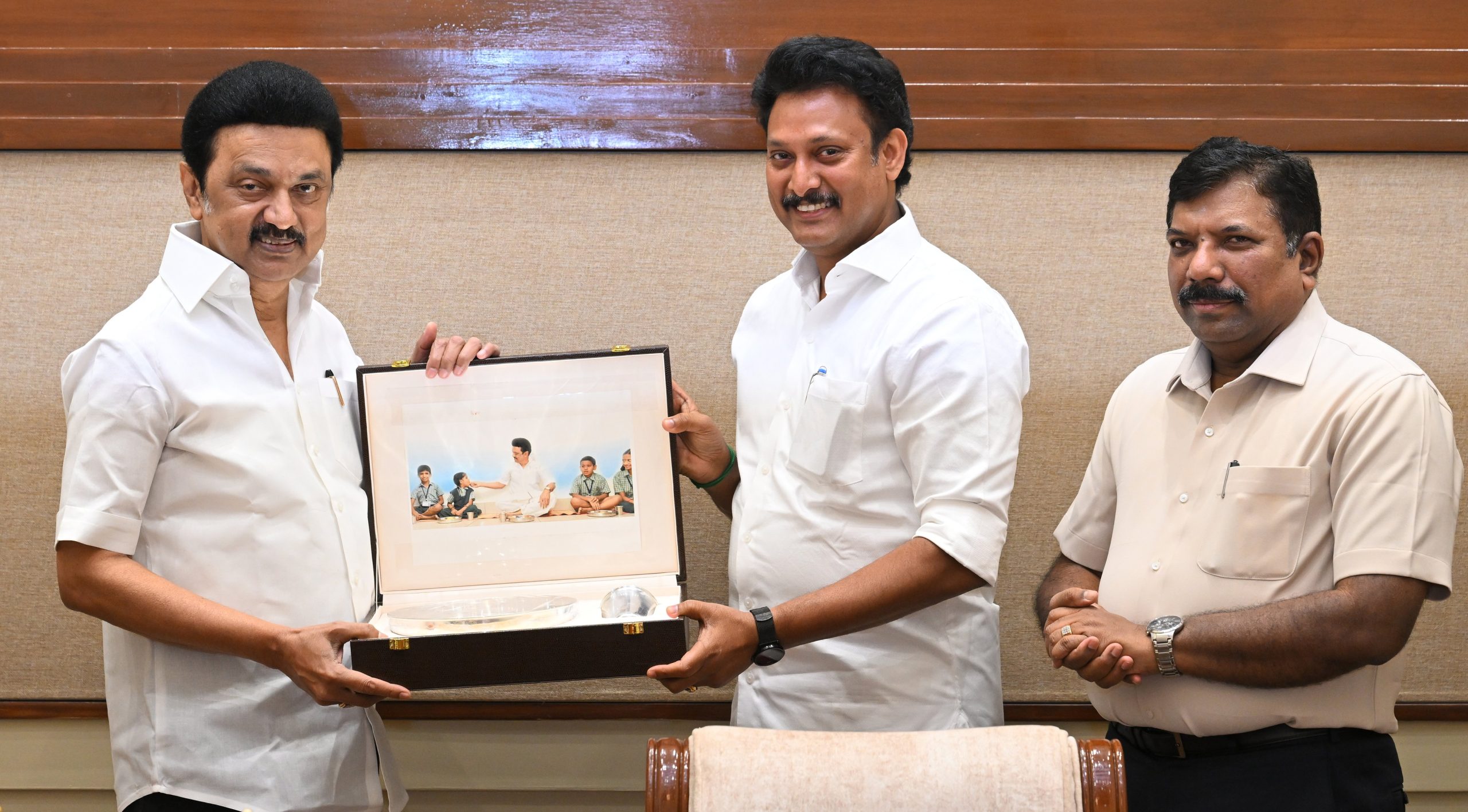 முதல்வருக்கு நன்றி தெரிவித்து பரிசு வழங்கிய அமைச்சர்