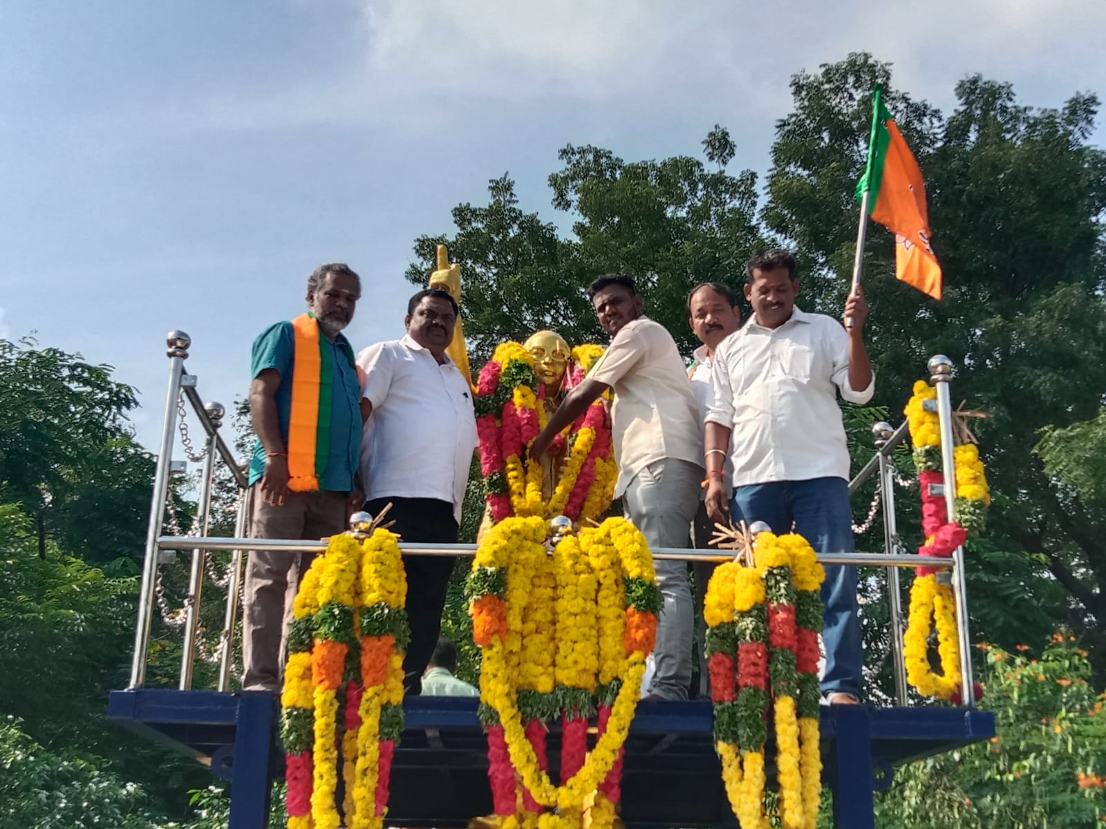 Dr.அம்பேத்கர் நினைவு தினம் பாஜக வினர் மாலை அணிவித்து மரியாதை