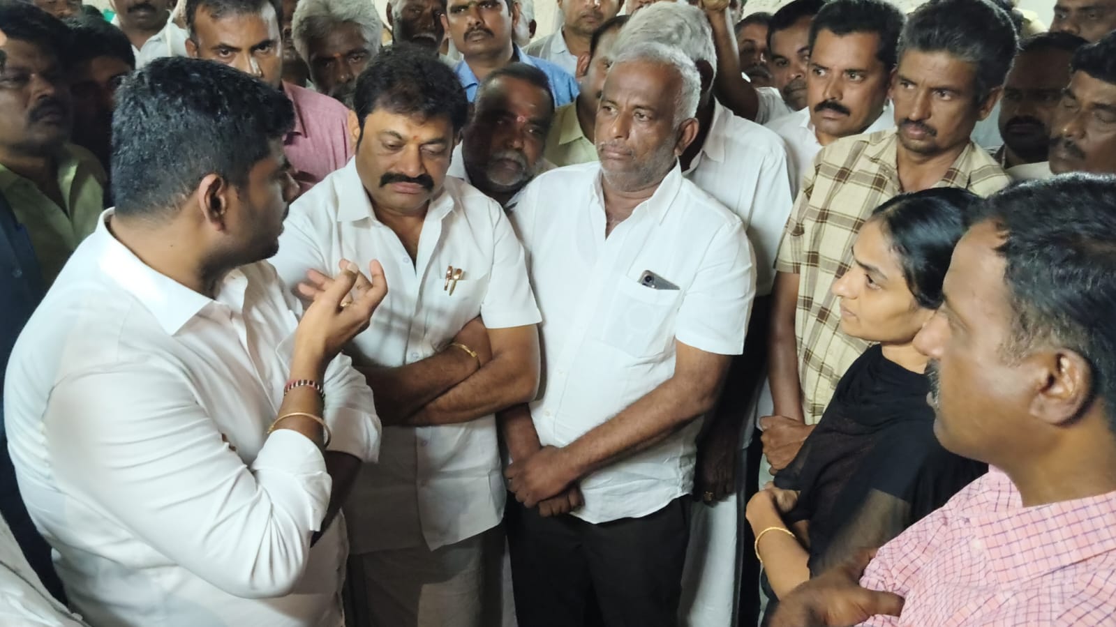 திருப்பூரில் படுகொலை செய்யப்பட்ட செந்தில்குமார் இல்லத்தில் அண்ணாமலை