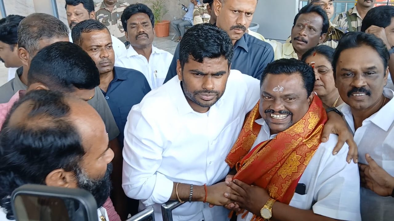 அண்ணாமலையை வரவேற்ற பாஜக செயற்குழு உறுப்பினர் இந்திரன்