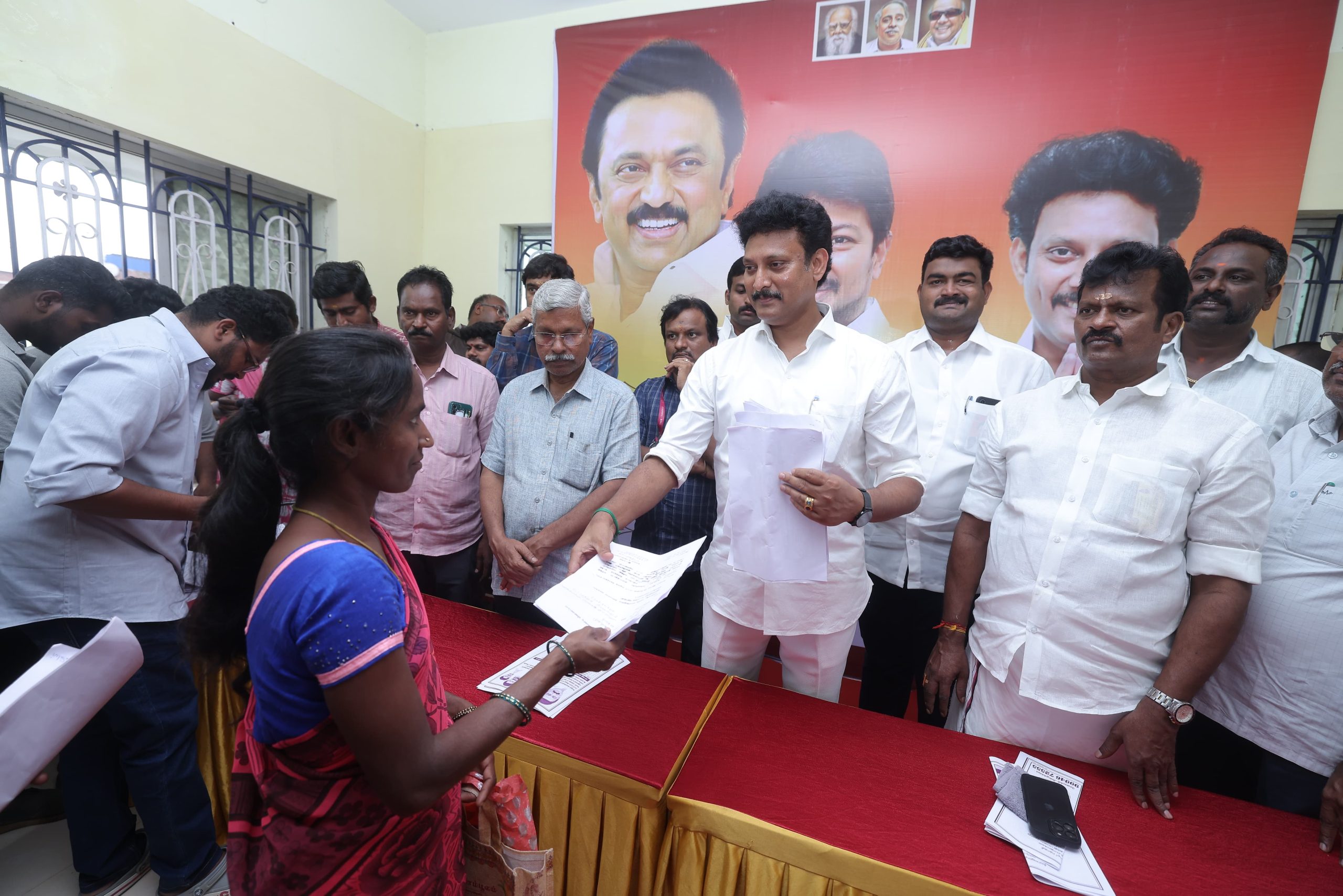 மாநகராட்சிக்கு உட்பட்ட காட்டூர் , திருவெறும்பூர் பகுதி மக்கள் குறைதீர்க்கும் மனுக்களை பெற்றார் அமைச்சர் அன்பில் மகேஸ் பொய்யாமொழி