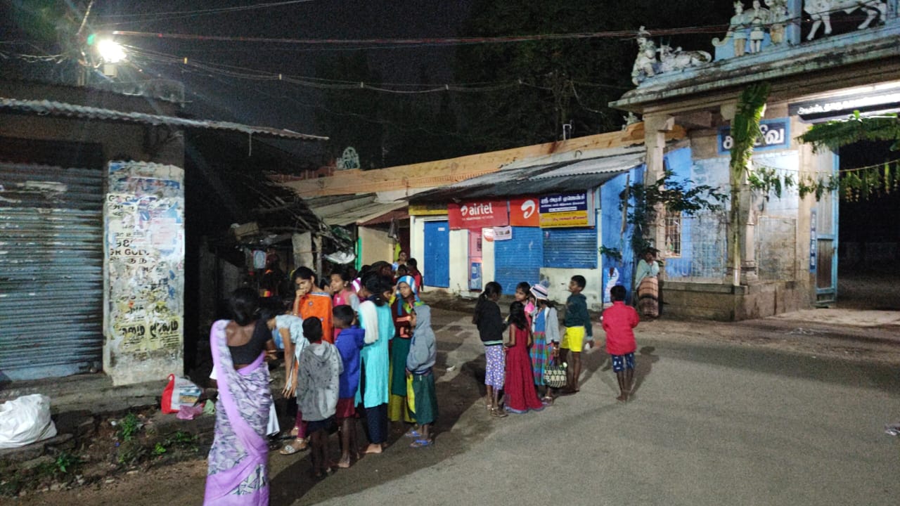 கொட்டும் பனியில் சிவனடியார்களையும் சிறு குழந்தைகளையும் வீதியில் நிற்க வைத்த செயல் அலுவலரின் ஆணவம்