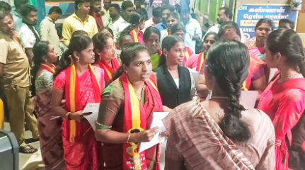 தவெக தலைவர் விஜய் அறிக்கை வினியோகம் செய்த மகளிர் அணியினர்.