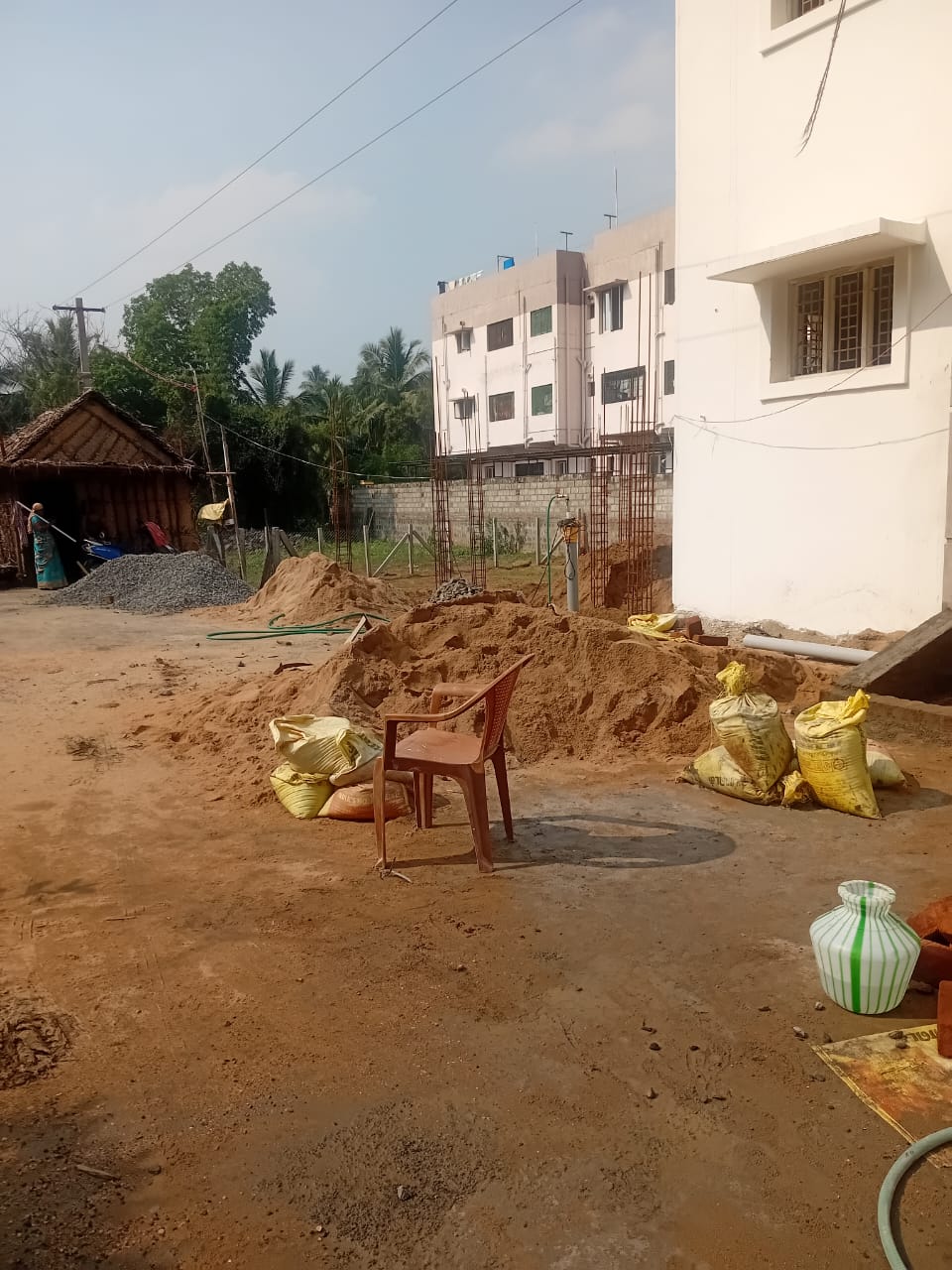 ஸ்ரீரங்கத்தில் மணல் கடத்தல் படுஜோர் கொள்ளையர்களுக்கு கடிவாளம் போடப்படுமா? அனைத்துத்துறை அதிகாரிகளுக்கு கேள்வி எழுப்பி உள்ளனர் பொதுமக்கள்.