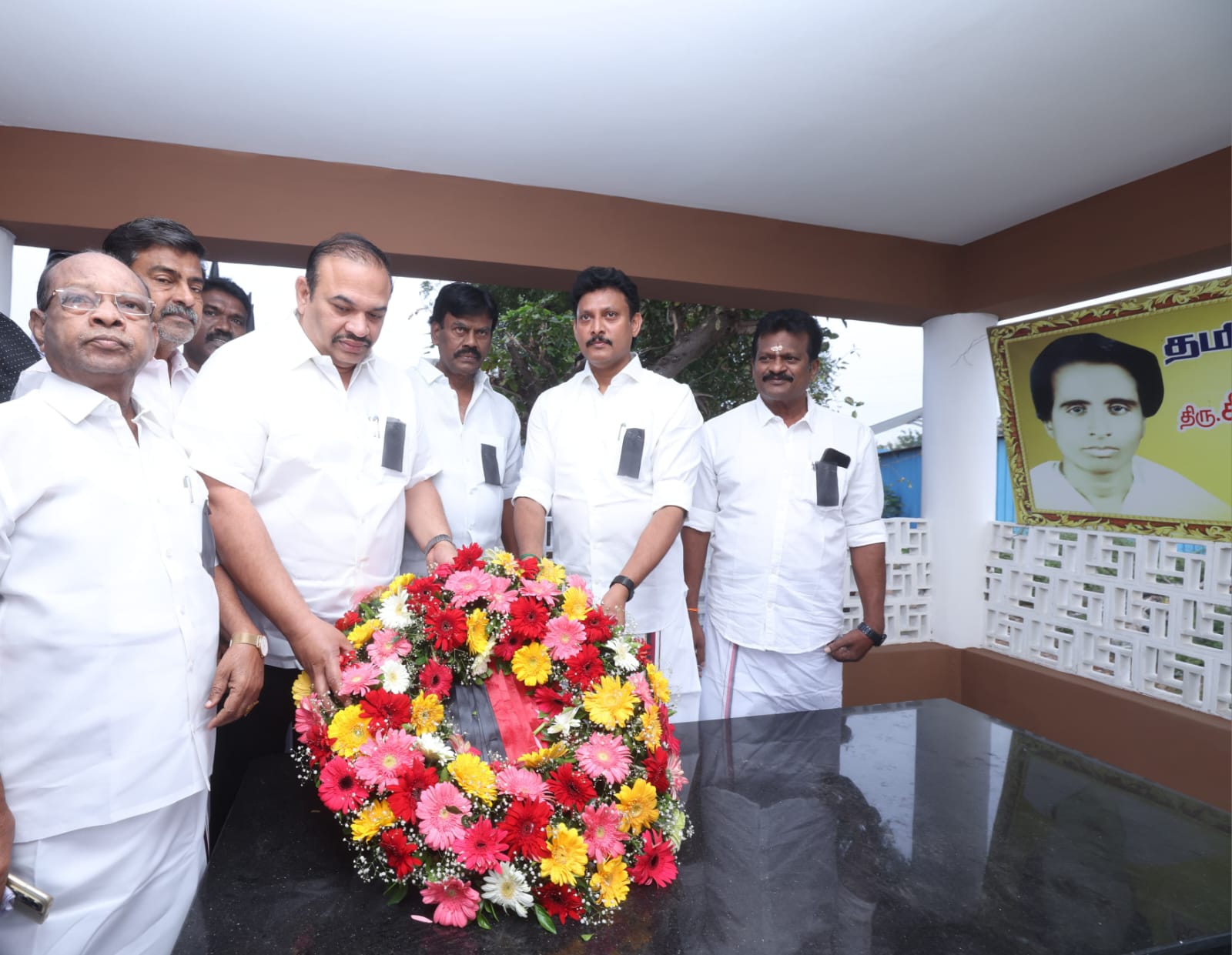 அமைச்சர் அன்பில் மகேஸ் தலைமையில் திமுக வினர் மொழிப்போர் தியாகிகளுக்கு வீரவணக்கம் செலுத்தினர்.