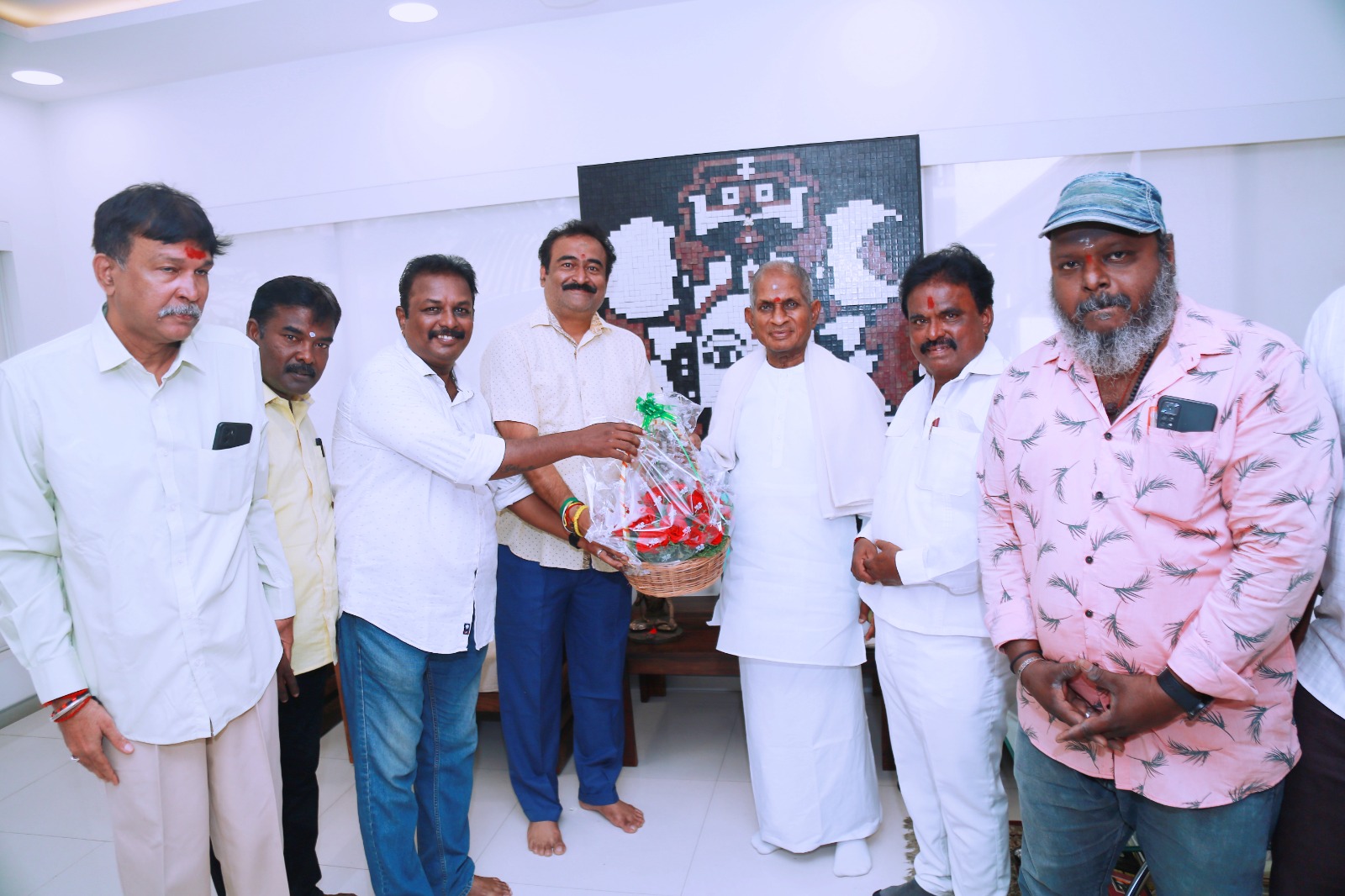 சிம்பொனி’ சாதித்த ‘இசைஞானி’ இளையராஜாவுக்கு ., சினிமா பத்திரிகையாளர் சங்கம் கௌரவம் !!