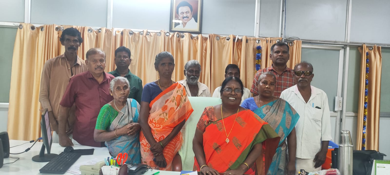 சுதந்திர இந்தியாவில் பிறக்கும் எங்களது பேரக்குழந்தையாவது மின்சார விளக்கு வசதியுடன் பிறப்பதற்கு ஏற்பாடு செய்து தர வேண்டுகோள் பொதுமக்கள் கோரிக்கை