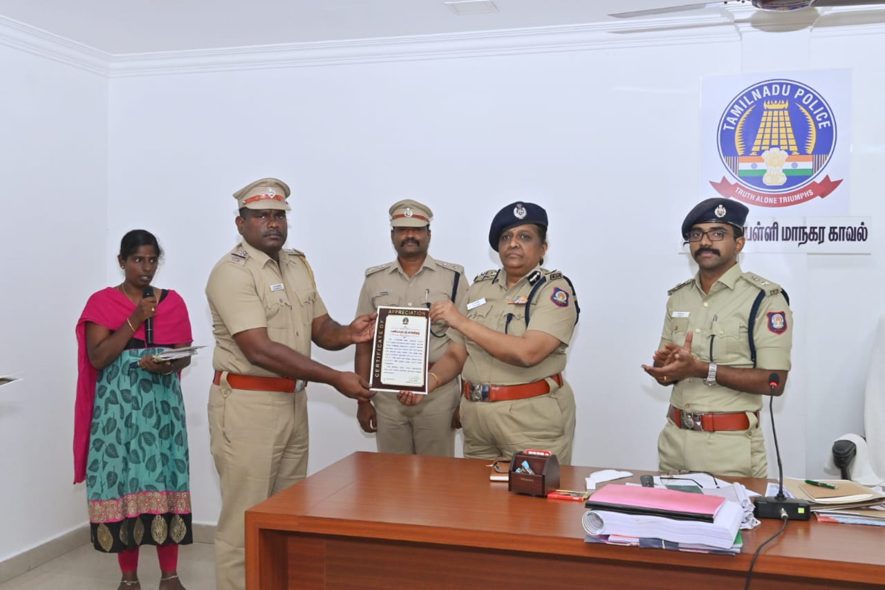 திருச்சி மாநகர காவல் ஆணையர் அவர்களின் தலைமையில் மாதாந்திர குற்ற கலந்தாய்வுக் கூட்டம் மற்றும் காவல் துறையில் சிறப்பாக பணியாற்றியவர்களுக்கு பணி பாராட்டு சான்றிதழ் வழங்கப்பட்டது.