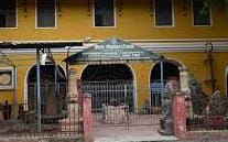 திருச்சி பஜாரில் பொதுப்பணித்துறைக்கு சொந்தமான நிலத்தை சட்ட விரோதமாக பாதையாக பயன்படுத்தும் தனியார் வணிக நிறுவனம்.