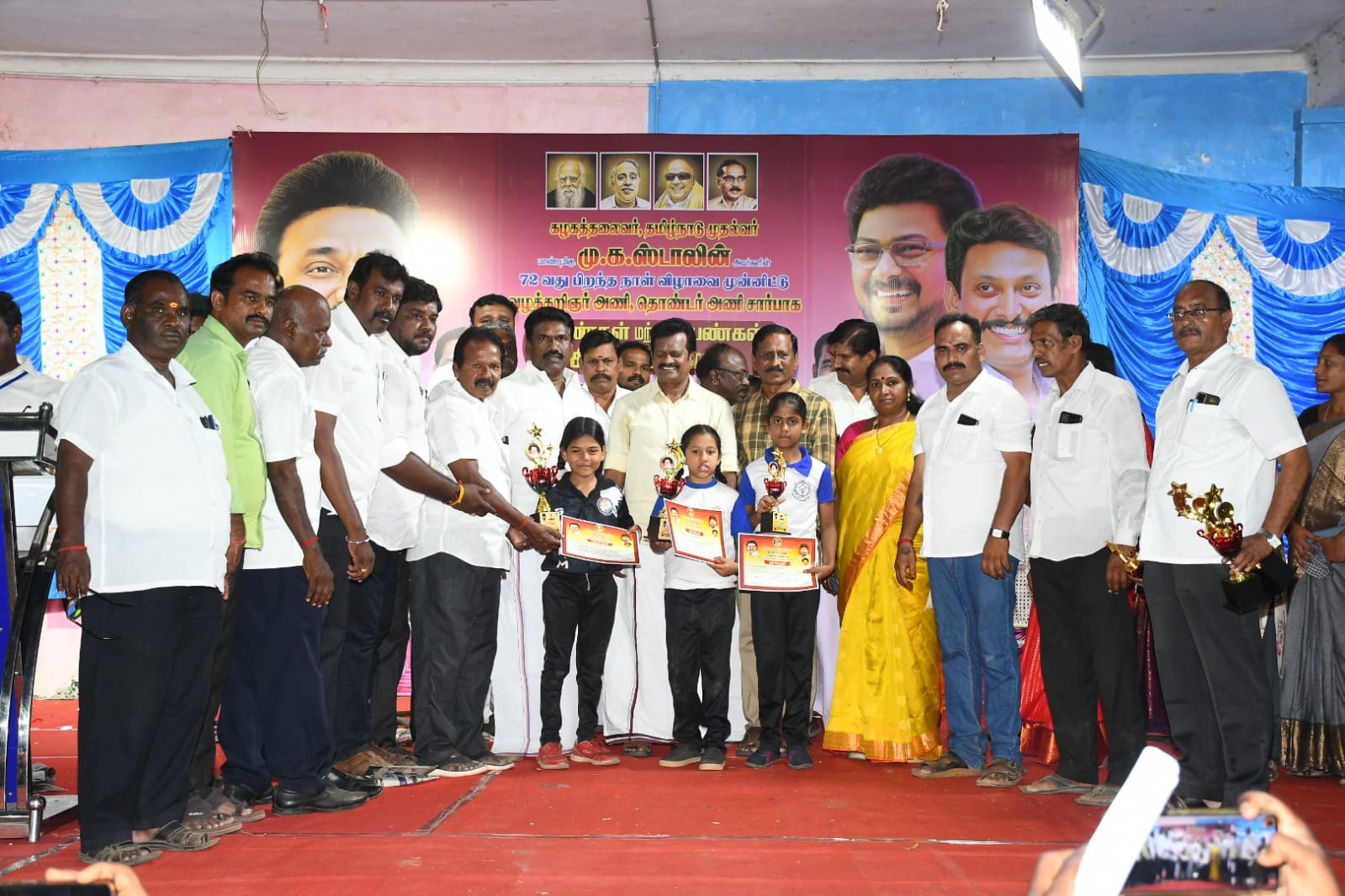 தமிழக முதல்வரின் 72 ஆம் ஆண்டு பிறந்த நாளை முன்னிட்டு திருச்சி தெற்கு மாவட்ட வழக்கறிஞர் அணி மற்றும் மாவட்ட தொண்டர் அணி இணைந்து மாபெரும் மாணவ மாணவிகள் கலந்து கொண்ட மாபெரும் சிலம்பம் போட்டி