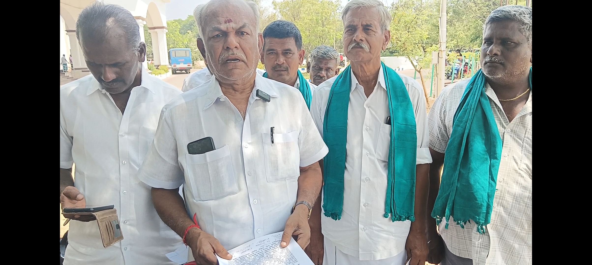 குளங்களில் உள்ள வண்டல் மண்ணை எந்தவித கட்டுப்பாடும் இன்றி எளிமையாக விவசாயிகள் பயன்படுத்திக் கொள்ள கோரிக்கை விடுத்து மாவட்ட ஆட்சியருக்கு தமிழ் மாநில காங்கிரஸின் விவசாய பிரிவு கோரிக்கை