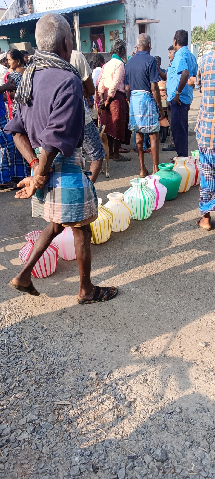 குடிநீர் கேட்டு கிராம மக்கள் சாலை மறியல்